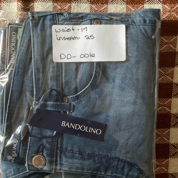 Bandolino Blue Floral Embroidered Jeans. NWT Size 14. Lizbeth Skinny Crop. - Picture 12 of 12